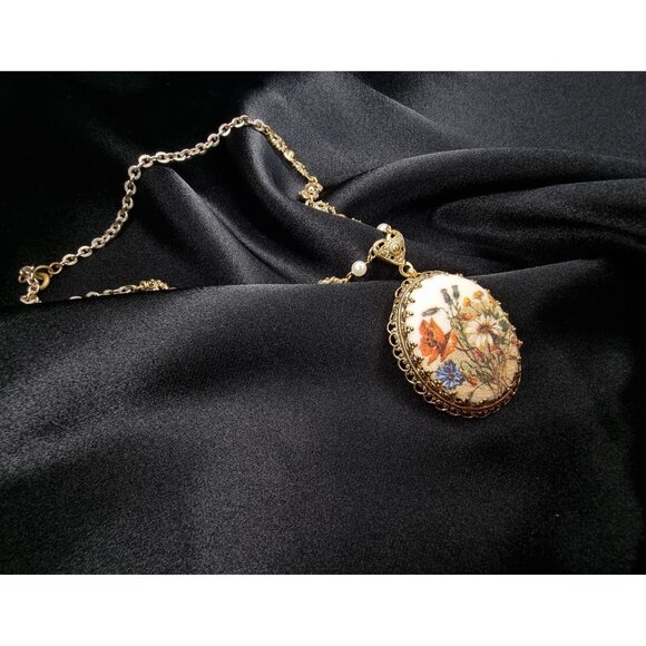 Vintage WEST GERMANY Unsigned Gold-Tone Floral Pendant Necklace - Picture 3 of 6